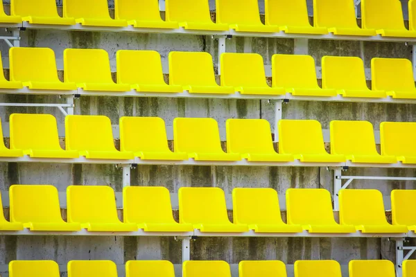 Gelbe Plätze für Fans auf der Tribüne. — Stockfoto