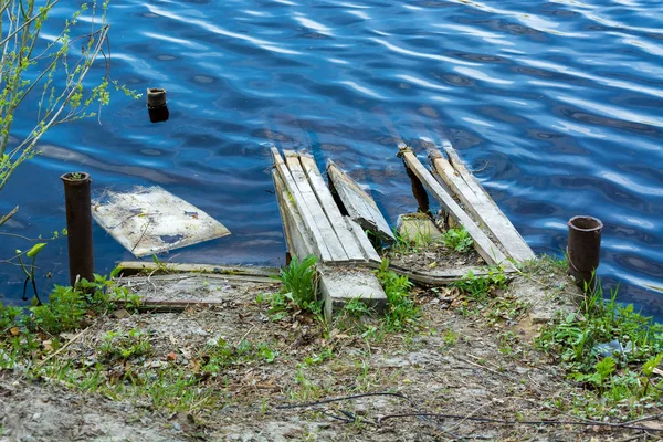 Старий пірс з доступом до води — стокове фото