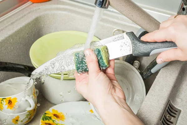 Женские Руки Моют Нож Тряпкой Над Грязной Посудой — стоковое фото