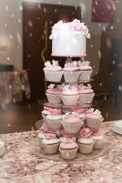 Schöne Hochzeitstorte Mit Blumen — Stockfoto