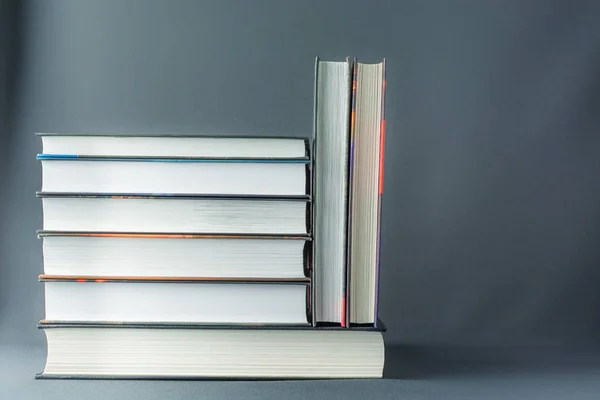 Pila di bei libri su uno sfondo grigio — Foto Stock