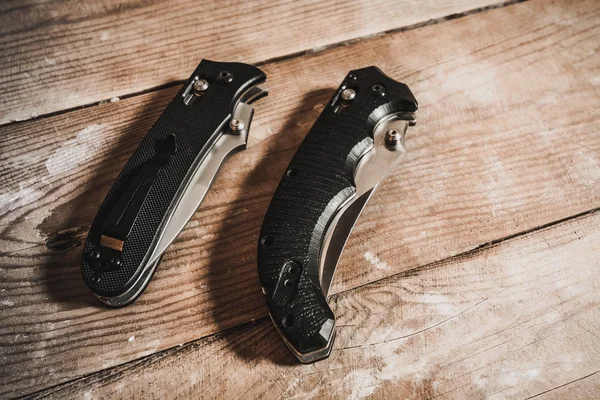 Tahta bir masada bıçak.