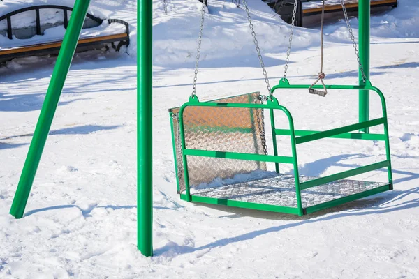 Oyun alanında tekerlekli sandalyesi olan engelli çocuklar için demir salıncak.