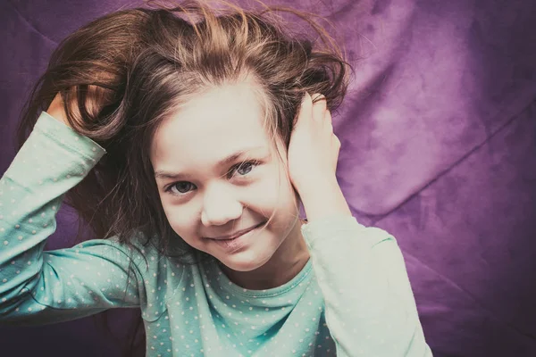 Die Freude und das Glück eines lächelnden jungen Mädchens — Stockfoto