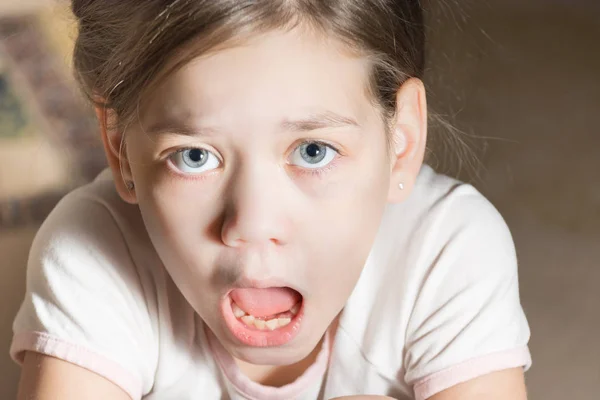 La jeune fille ouvrit la bouche avec surprise — Photo