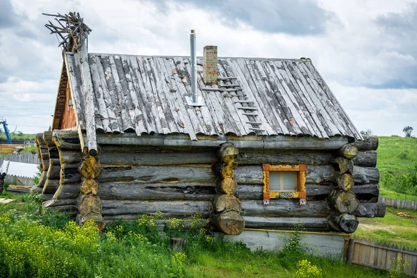 Starý dřevěný dům pro život — Stock fotografie