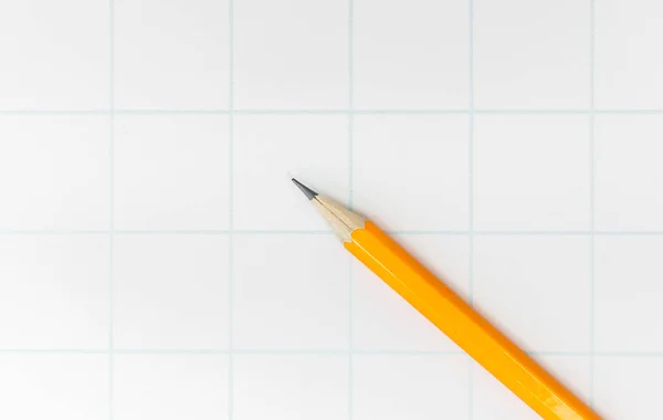 Żółty Ołówek Gumką Leży Papierze Klatce Szkoły — Zdjęcie stockowe