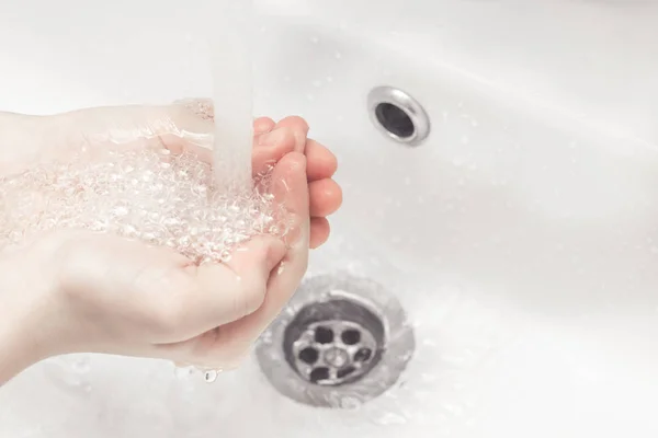 Lavage Des Mains Des Enfants Sous Robinet — Photo