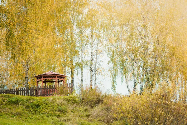 Zomer prieel om te ontspannen met houten hek op de heuvel op een herfst dag. — Stockfoto