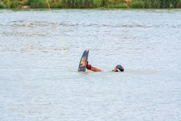 Krasnodar, Ryssland-7 juni 2018: Athletic man i hjälm ridning ombord på vattenhållande rep. — Stockfoto