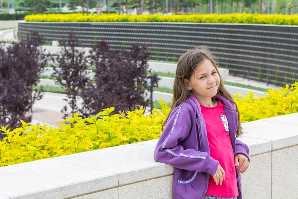 KRASNODAR, RÚSSIA - JUNHO 7, 2018: Menina sorridente no passeio alto . — Fotografia de Stock
