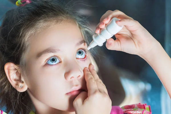 Göz damlası konjonktivit damlası güzel çocuk