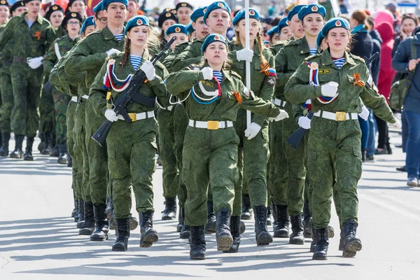 Surgut, Russia - MAY 9, 2018: Beautiful military girls marching on streets of the city. Holiday Victory Day May 9th. — Stock Photo, Image