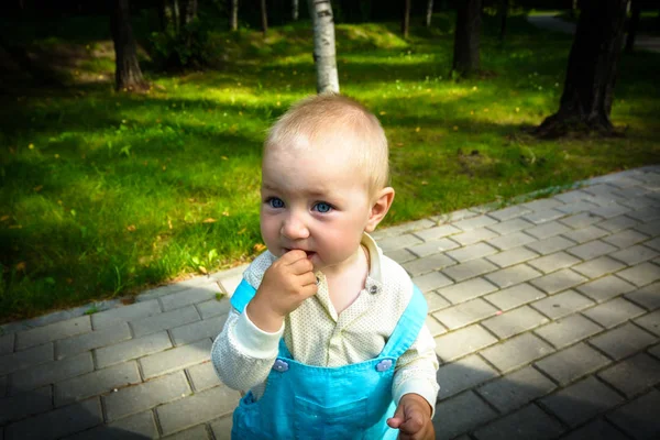 Belle enfant en costume marche dans une ruelle dans le parc — Photo