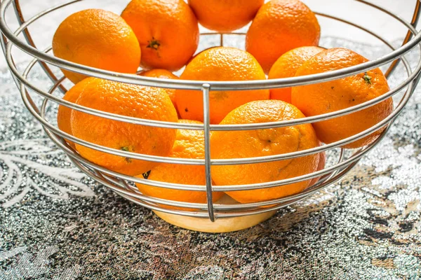 Orangene Mandarinen Korb Auf Dem Festtagstisch — Stockfoto