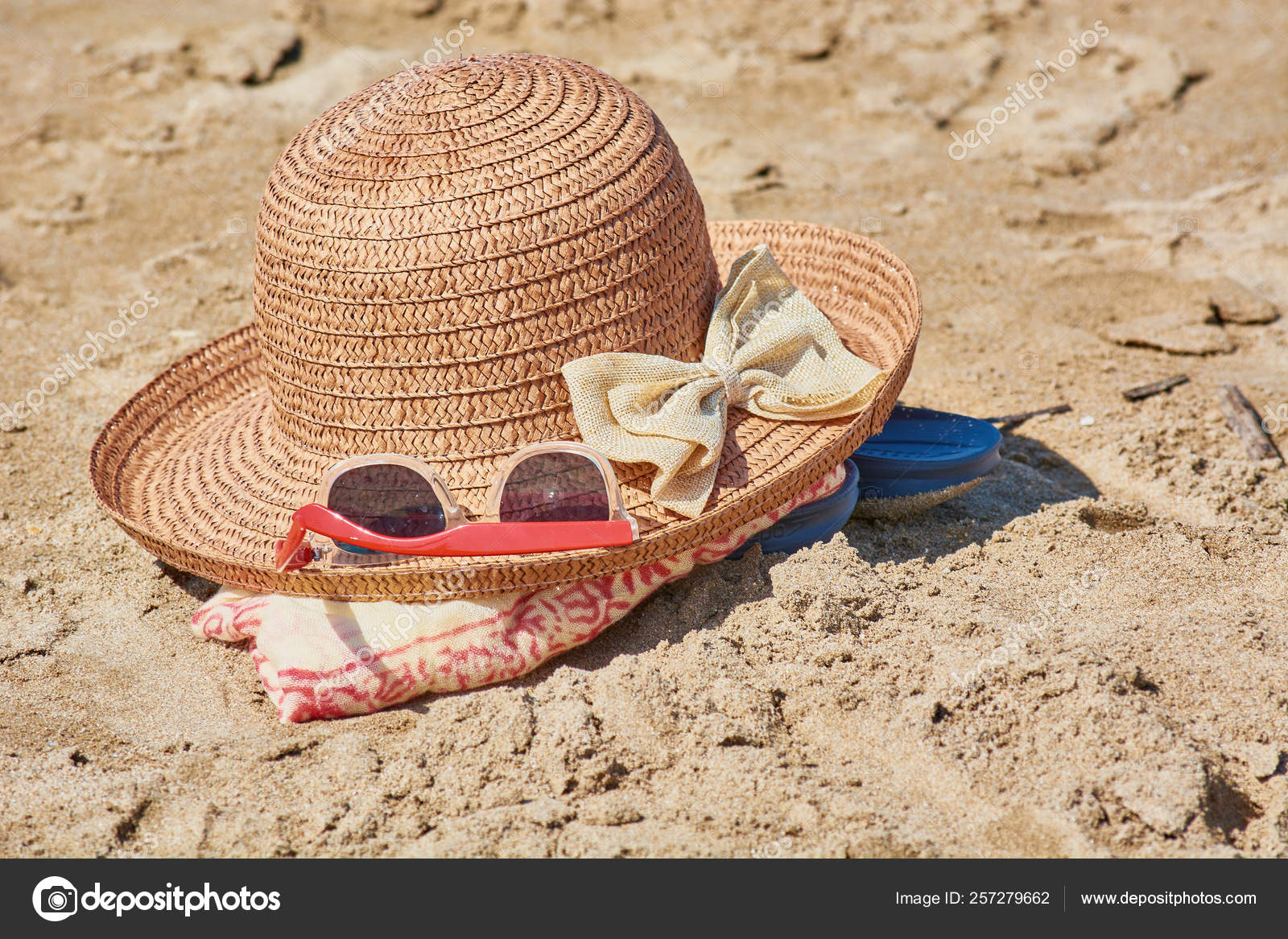 https://st4.depositphotos.com/24667772/25727/i/1600/depositphotos_257279662-stock-photo-womens-sun-hat-sunglasses-lies.jpg
