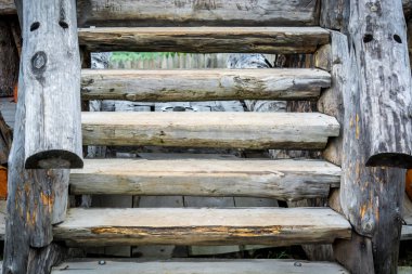 Eski ahşap merdivenler açık.