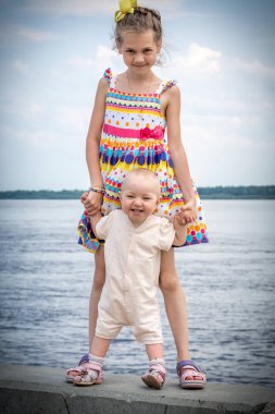 Nehirde iskelede yürüyen iki güzel kız kardeş