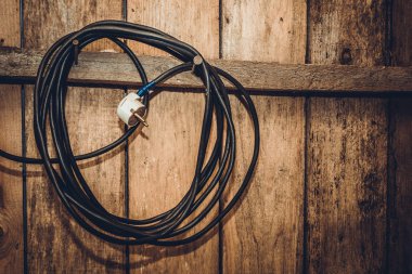 Duvardaki ahırda tel ile fiş