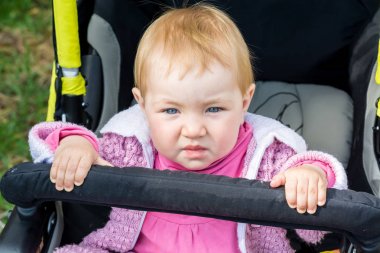 hüzünlü Bebek arabasındaki bebek