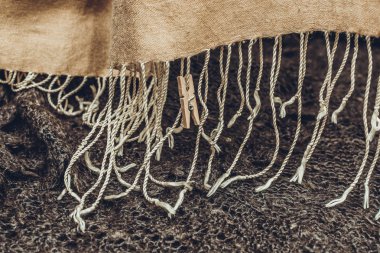 Bir atkı asılı Clothespin.