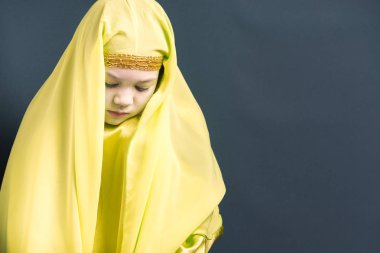 Oryantal dansları için sarı hijab güzel kız