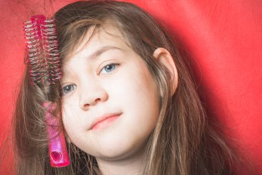 Yuvarlak tarak güzel bir kızın saçlarına dolanmış oldu