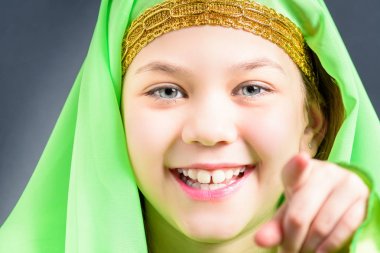 Oryantal dans için yeşil hijab güzel kız parmak gösterir