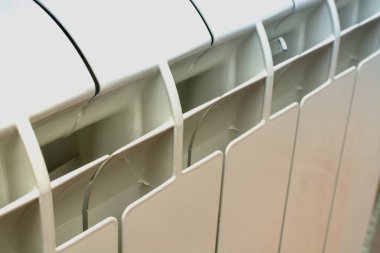 Sıcak su ısıtıcısı için beyaz radyatör.