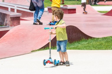 Krasnodar, Rusya - 7 Haziran 2018: Küçük çocuk özel spor sahasında çocuk scooter'ına biniyor.