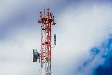 Demir kuleye monte edilen antenler.