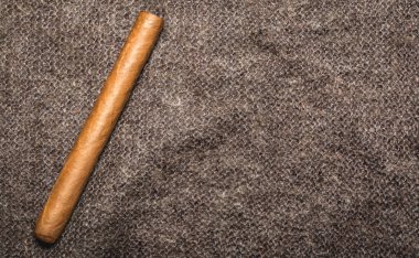 Güzel Küba puro Şallar üzerinde yatıyor.