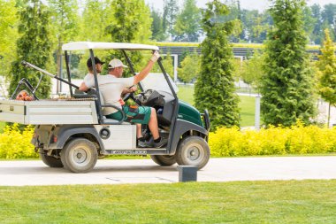 Krasnodar, Rusya - 7 Haziran 2018: Kapaklı işçiler iş için özel arabaya gidiyor.