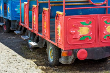 Bir eğlence Parkı'nda bebek araba buharlı lokomotif.