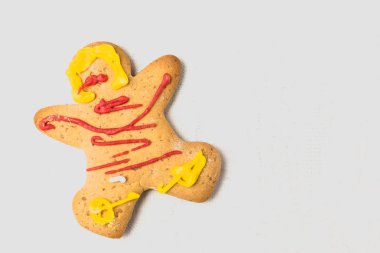 Beyaz arkaplanda sarı el yapımı bisküviler.