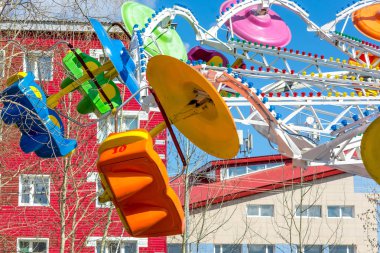 Bir daire içinde güzel çocuk atlıkarınca.