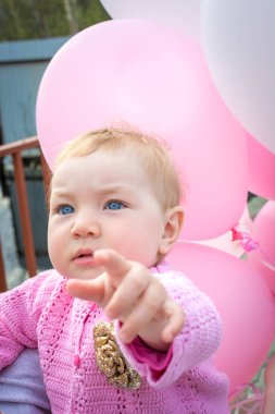 Balonlarla bir bebeğin doğum günü