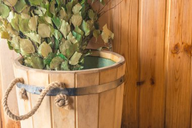 Banyoda ahşap bir kova içinde Huş süpürgesi