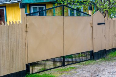 Büyük bir demir kapı.