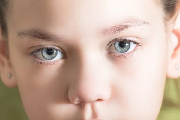 Schöne blaue Augen kleines Mädchen — Stockfoto