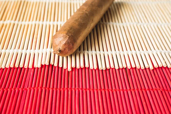 Cigarrillo de lujo en la cena estera de bambú . —  Fotos de Stock