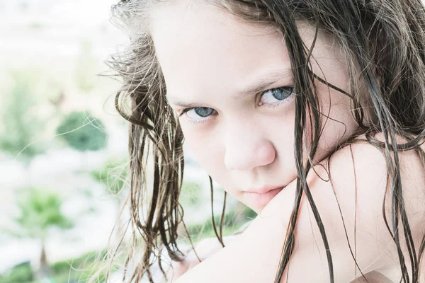 Retrato de hermosa chica con ojos grandes y cabello mojado después del baño . — Foto de Stock