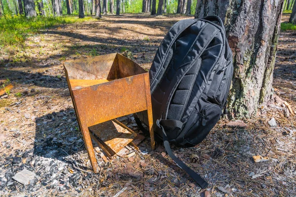 Μαύρο Σπορ Σακίδιο Κόστος Για Σκουριασμένο Μπάρμπεκιου Στο Δάσος — Φωτογραφία Αρχείου