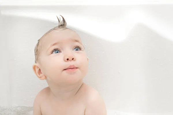 Happy baby girl bathing in bath — Stock Photo, Image