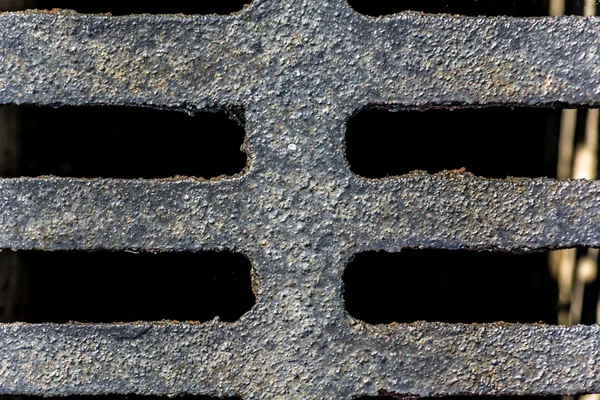 Železná mřížka pro průtok vody v kanalizačních kanálech — Stock fotografie