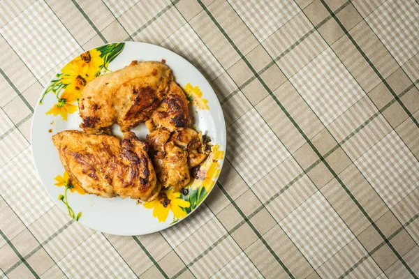 Egyszerű sült csirkemell filé a konyhaasztalon. — Stock Fotó