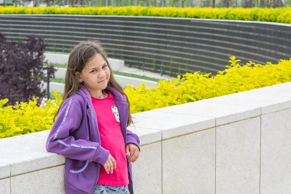KRASNODAR, RÚSSIA - JUNHO 7, 2018: Menina sorridente no passeio alto . — Fotografia de Stock