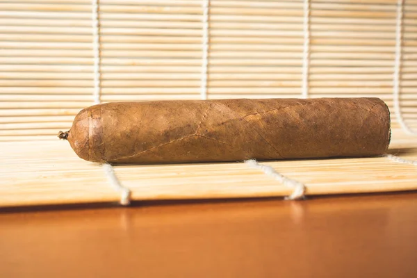 Good cigar on white bamboo mat. — Stock Photo, Image