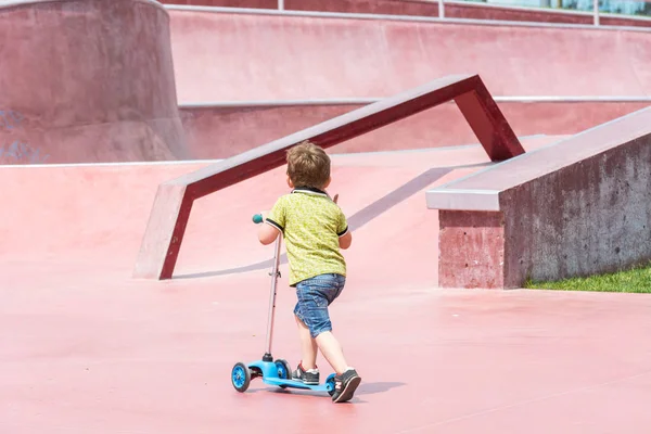 Krasnodar, Rusya - 7 Haziran 2018: Küçük çocuk özel spor sahasında çocuk scooter'ına biniyor.
