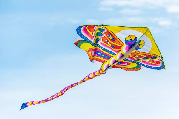 Dragonfly kite flying in blue sky. — Stock Photo, Image